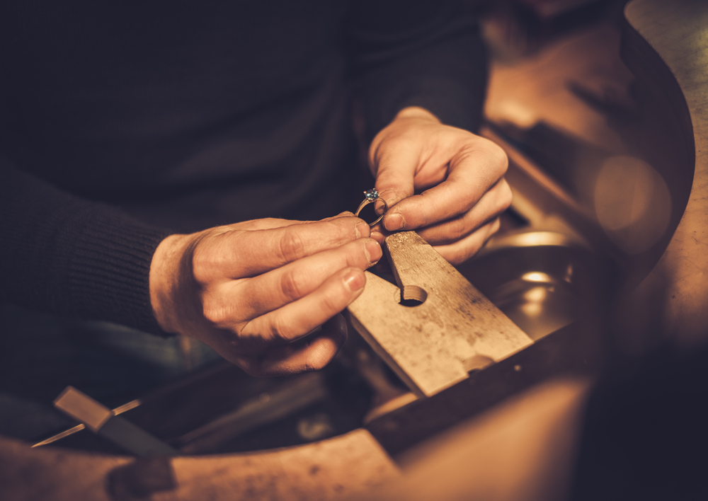 Goldschmied bearbeitet Ring Goldschmied bearbeitet Ring